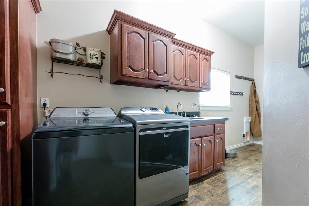 469 Western Property Photo 27
