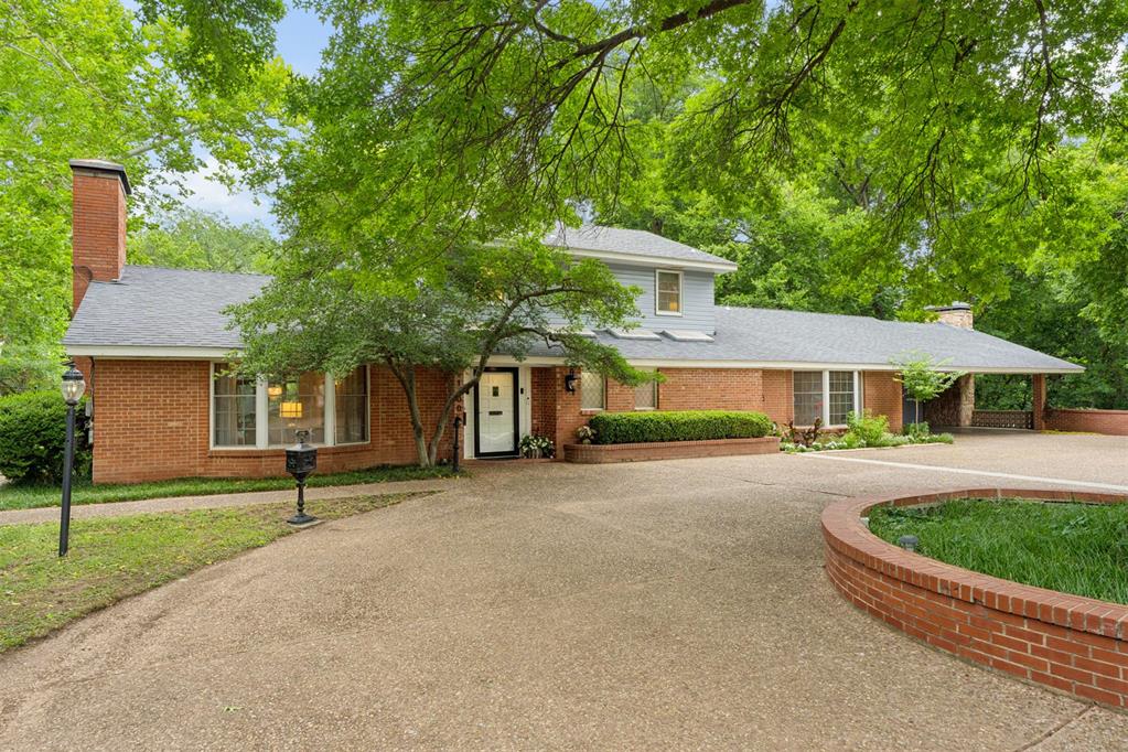 1100 Live Oak Drive Property Photo 2