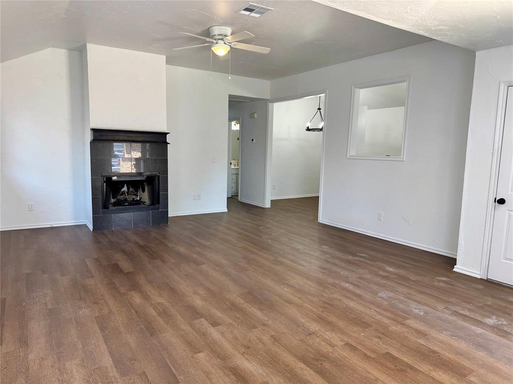 223 W 6th Street Property Photo 4