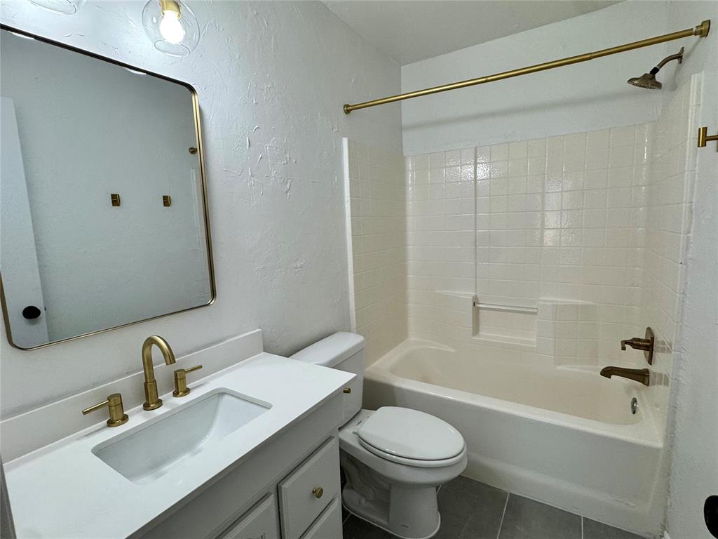 223 W 6th Street Property Photo 9