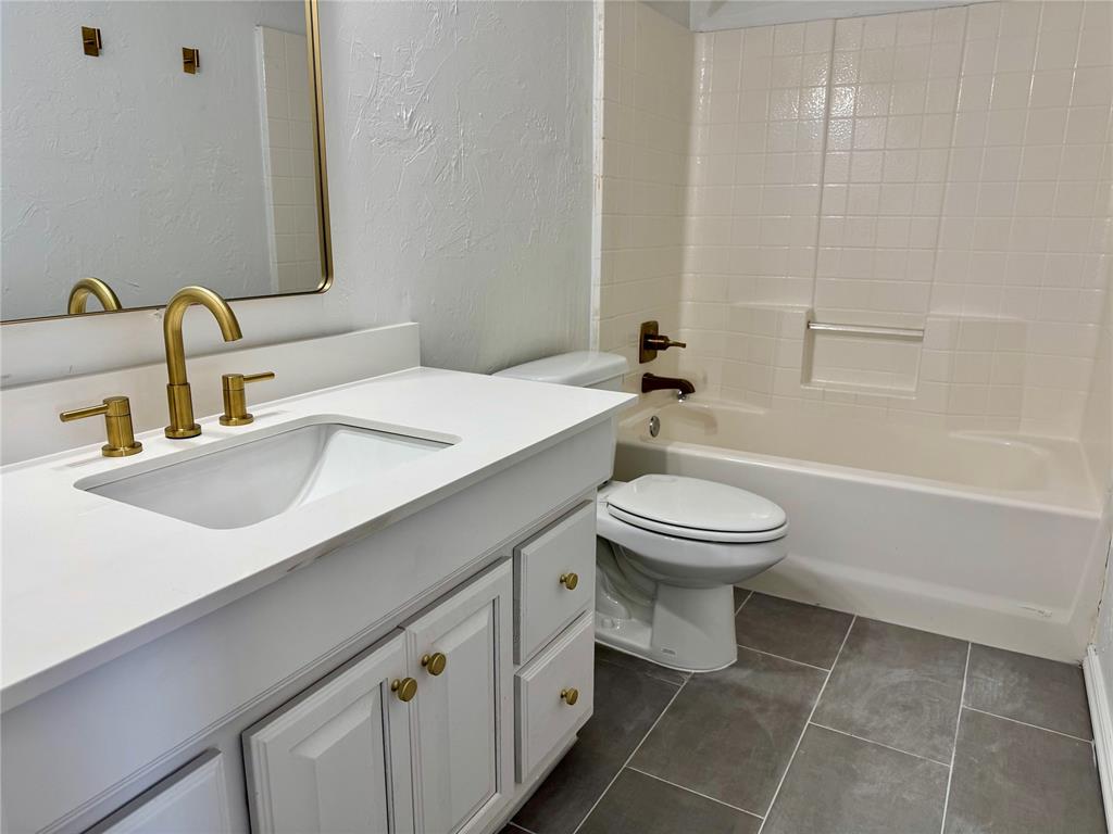 223 W 6th Street Property Photo 12