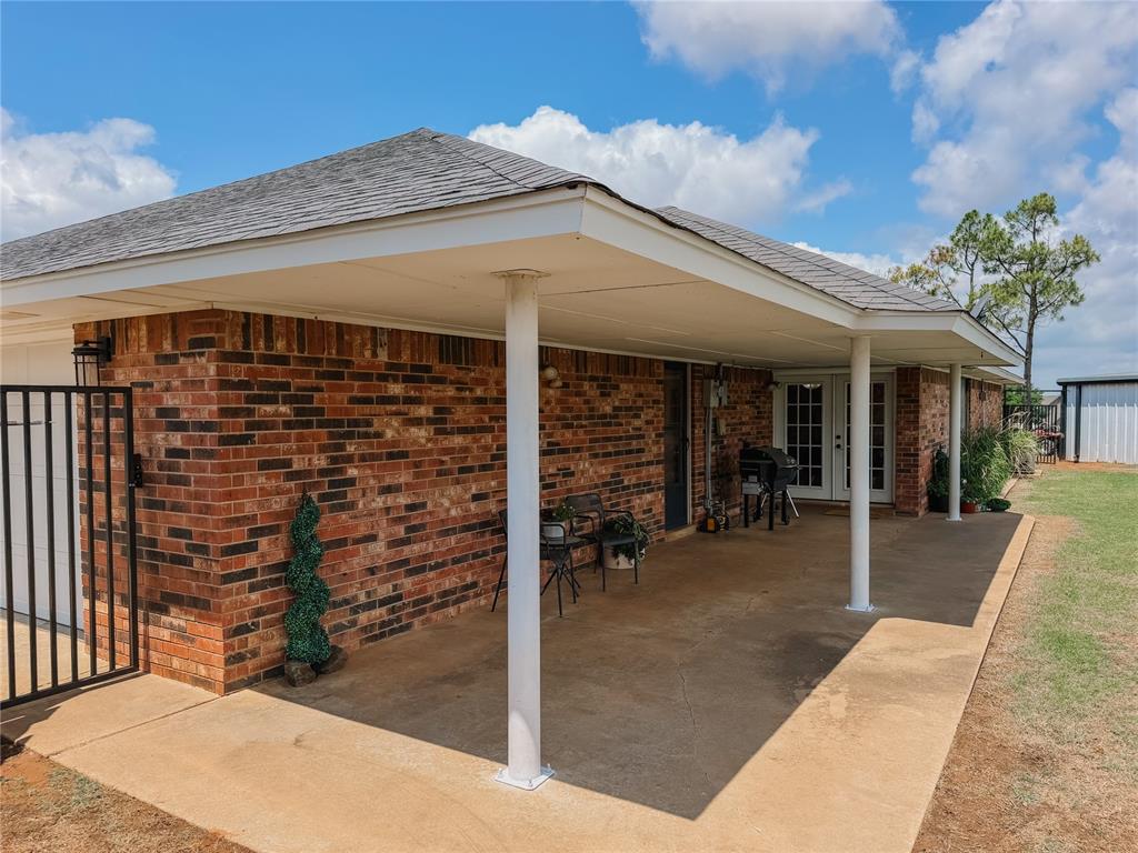 1003 N Oak Property Photo 4