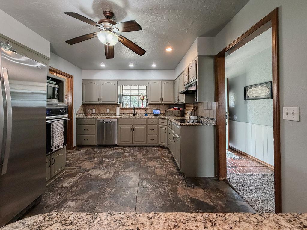 1003 N Oak Property Photo 13