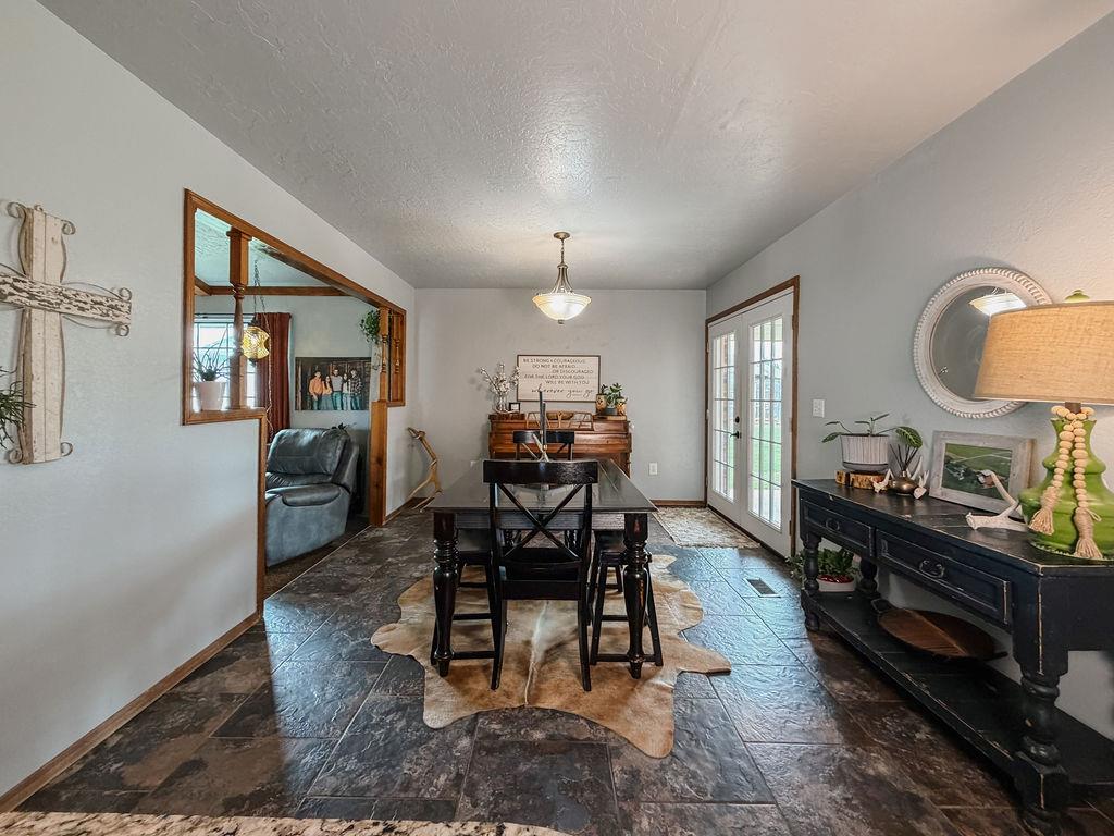 1003 N Oak Property Photo 18