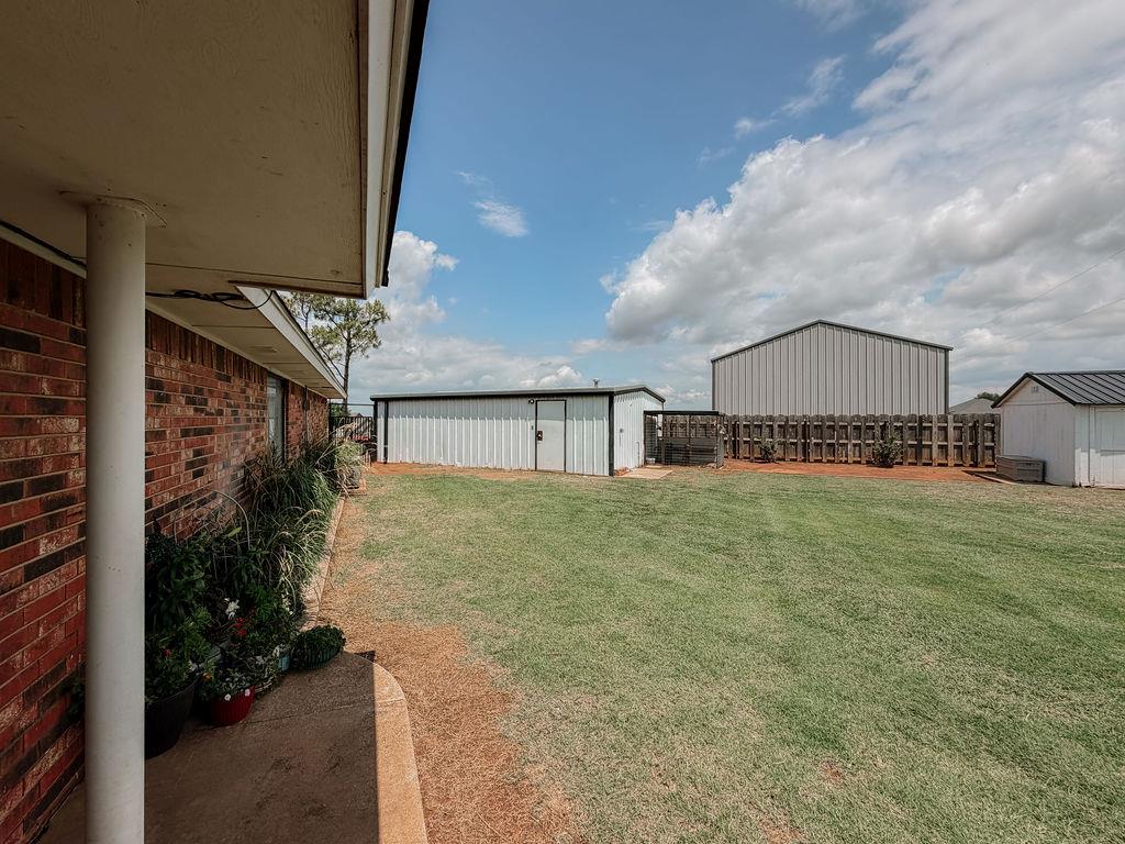 1003 N Oak Property Photo 24