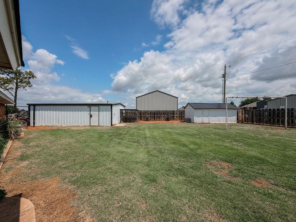 1003 N Oak Property Photo 25