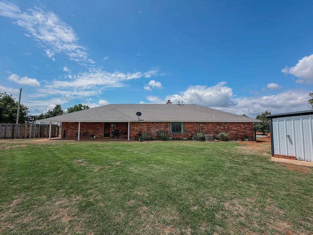 1003 N Oak Property Photo 26