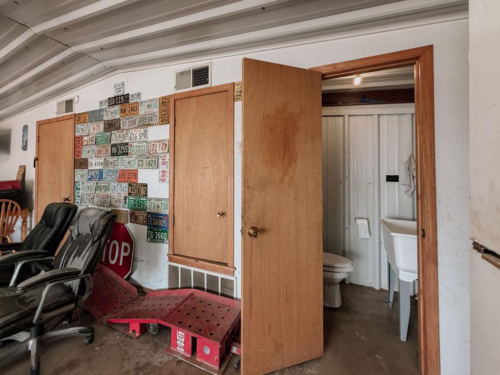1003 N Oak Property Photo 27