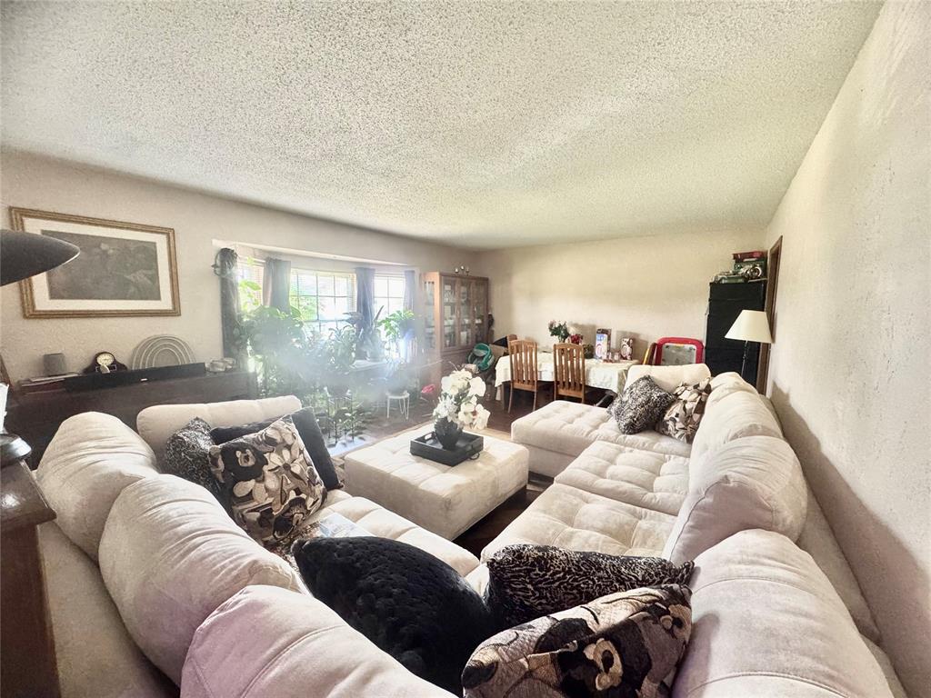 6312 N Grand Boulevard Property Photo 3