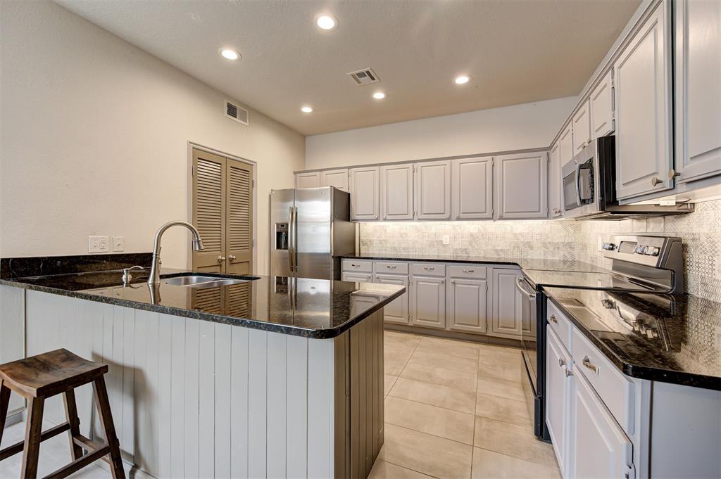 8670 N May Avenue 49d Property Photo 10