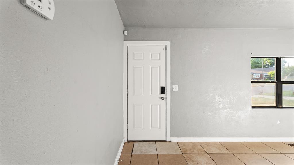 2212 Miramar Boulevard Property Photo 3