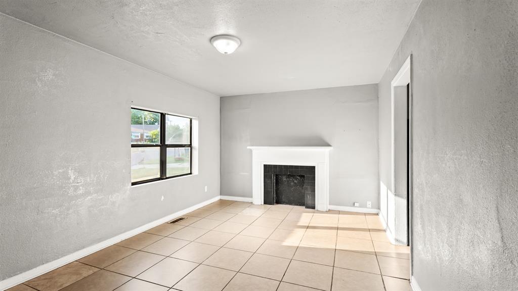 2212 Miramar Boulevard Property Photo 4