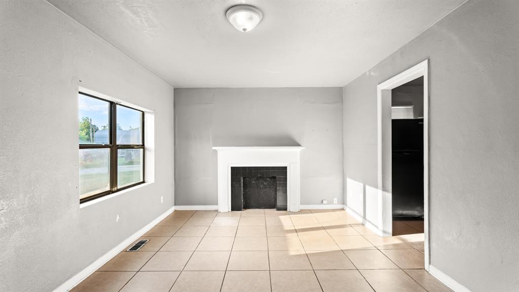 2212 Miramar Boulevard Property Photo 5