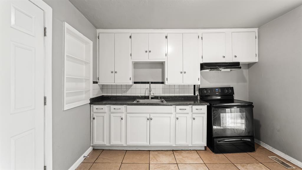 2212 Miramar Boulevard Property Photo 8
