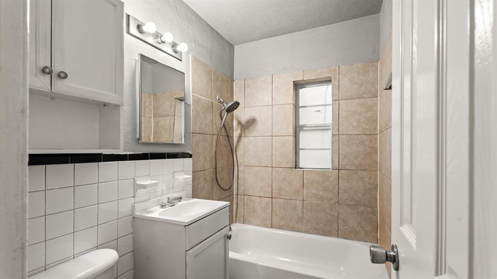 2212 Miramar Boulevard Property Photo 18