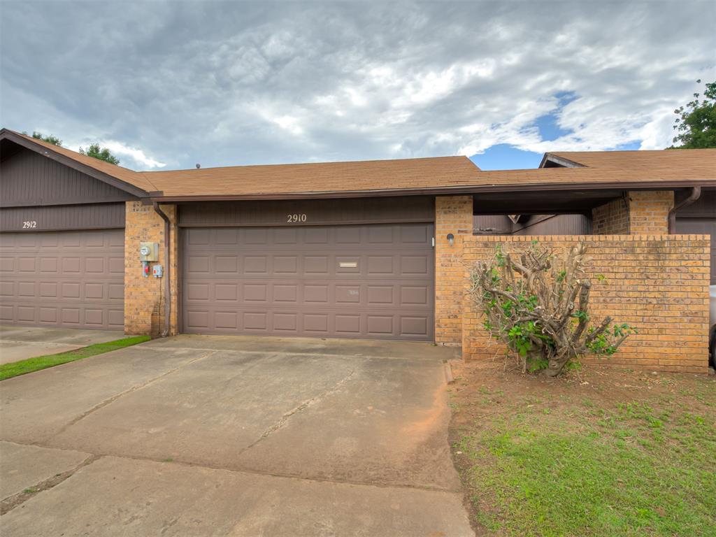 2910 Stonepoint Dr 2910 Property Photo 5