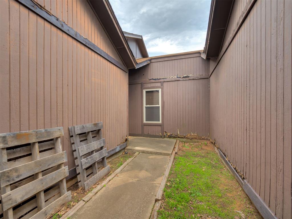 2910 Stonepoint Dr 2910 Property Photo 7