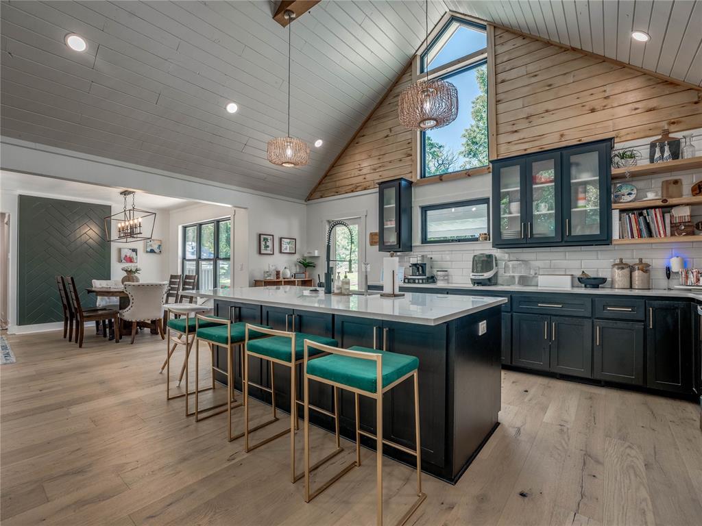 2221 W College Avenue Property Photo 4