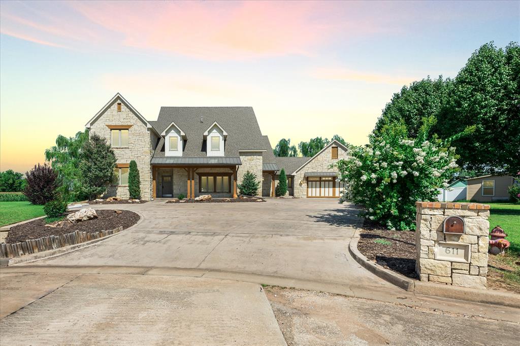 611 Pool Court Property Photo 6
