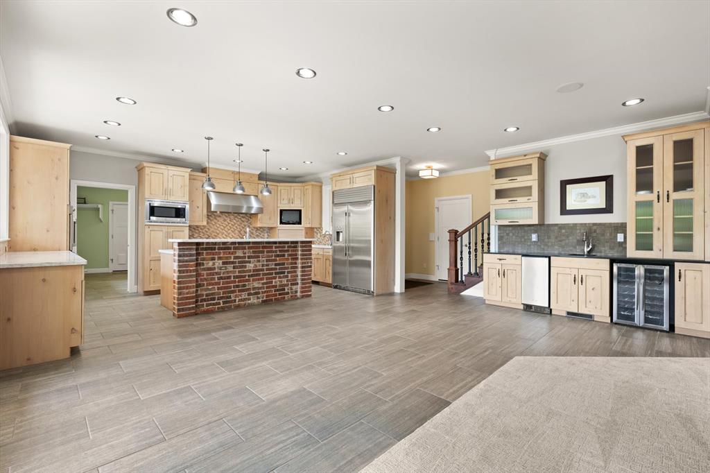 611 Pool Court Property Photo 8
