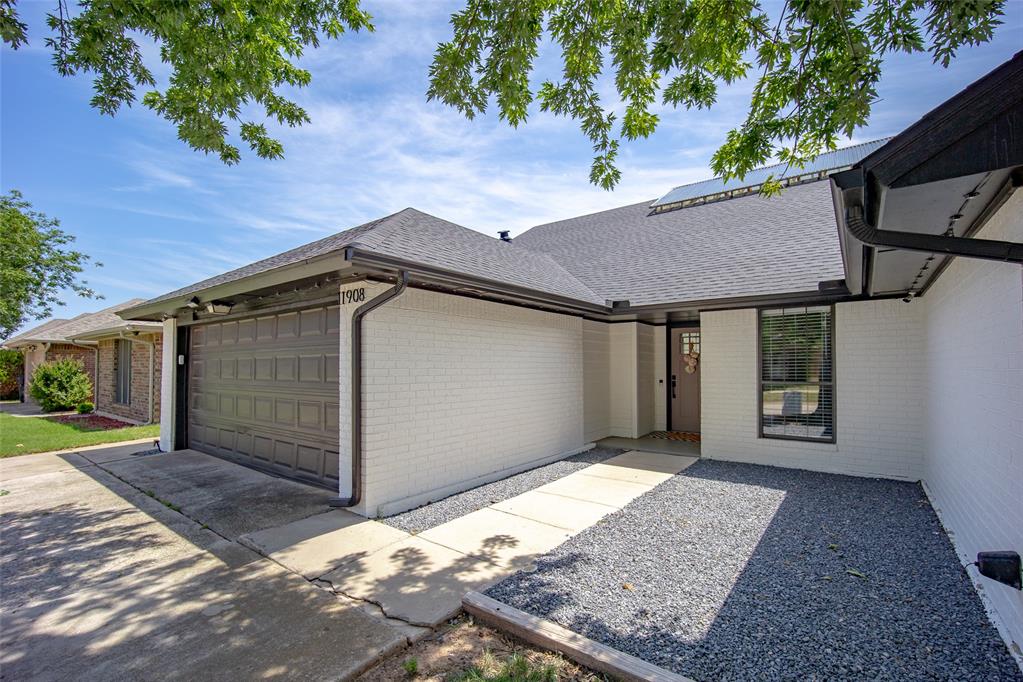 11908 Blueway Avenue Property Photo 3