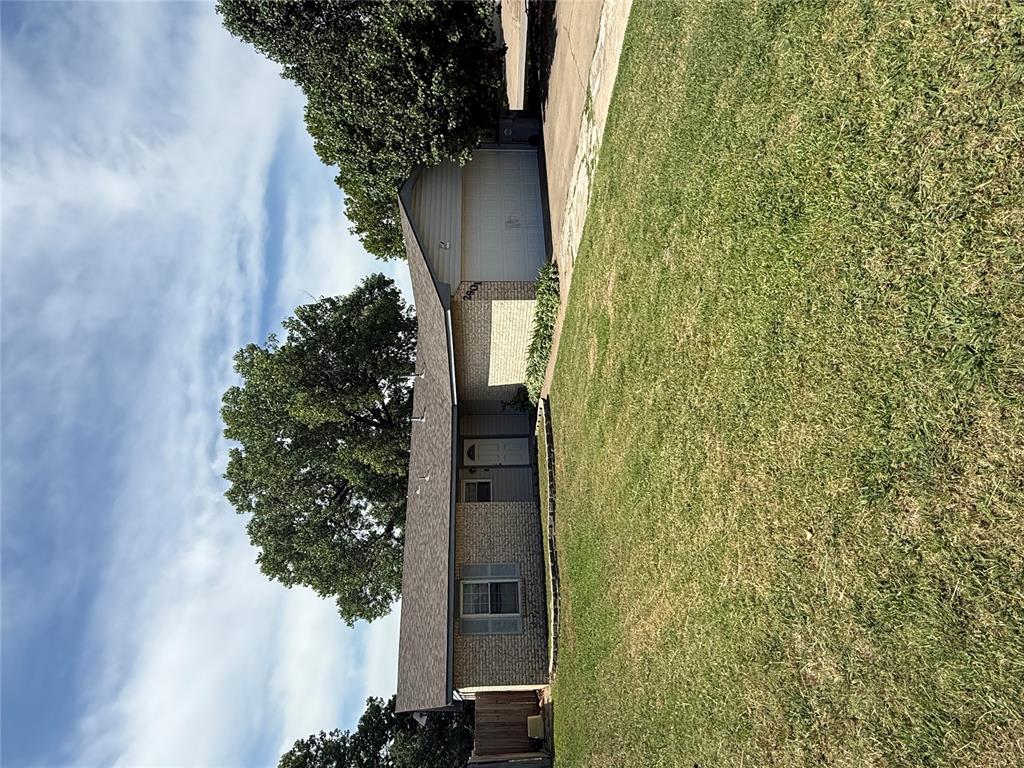 2901 Ne Lakeview Circle Property Photo 1