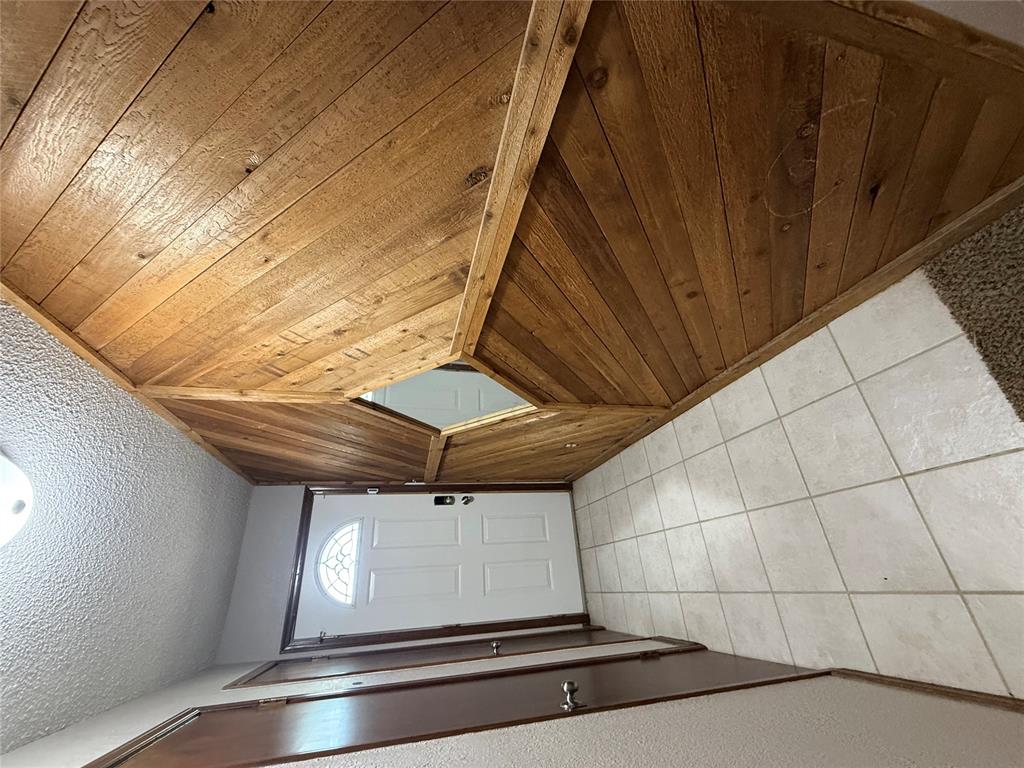 2901 Ne Lakeview Circle Property Photo 5