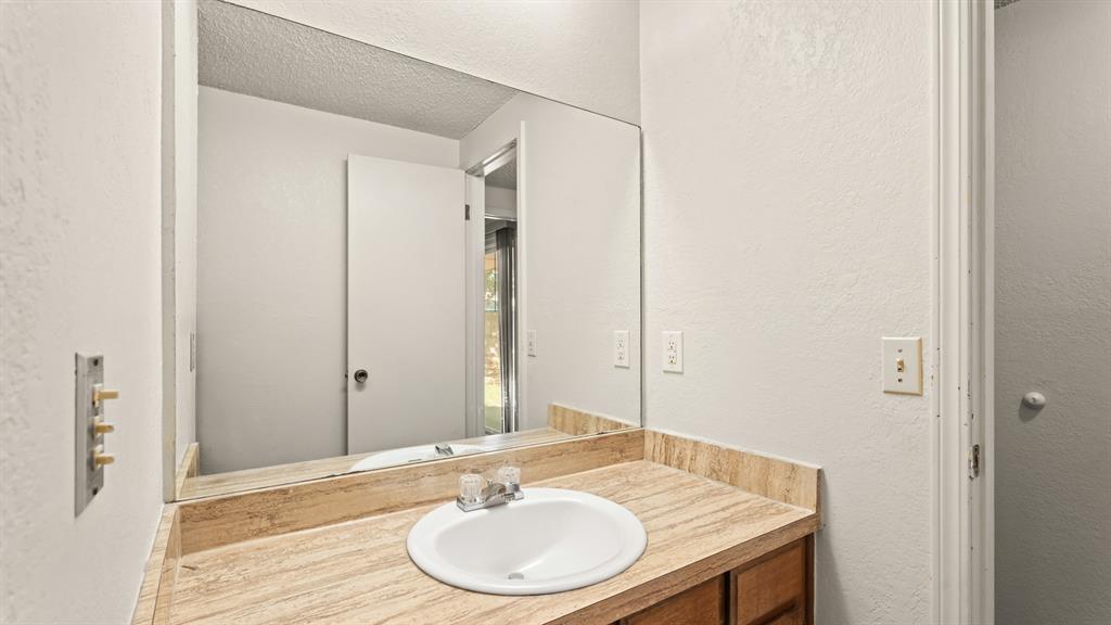 8607 S Drexel Place Property Photo 28