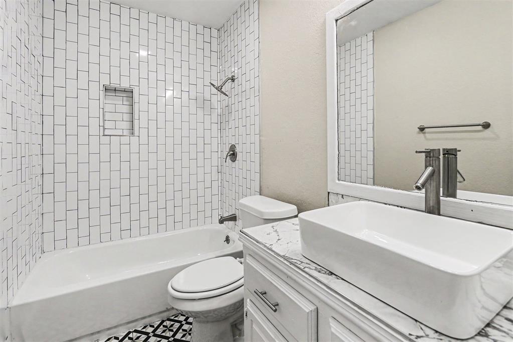 2441 E Hills Drive Property Photo 13