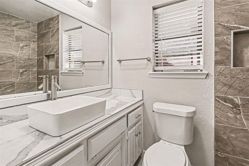 2441 E Hills Drive Property Photo 14