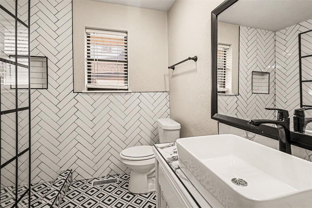 2441 E Hills Drive Property Photo 16