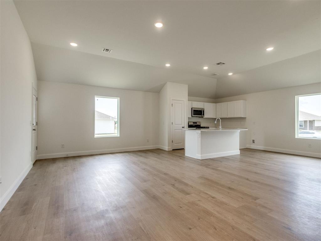 1204 E Ruger Lane Property Photo 4