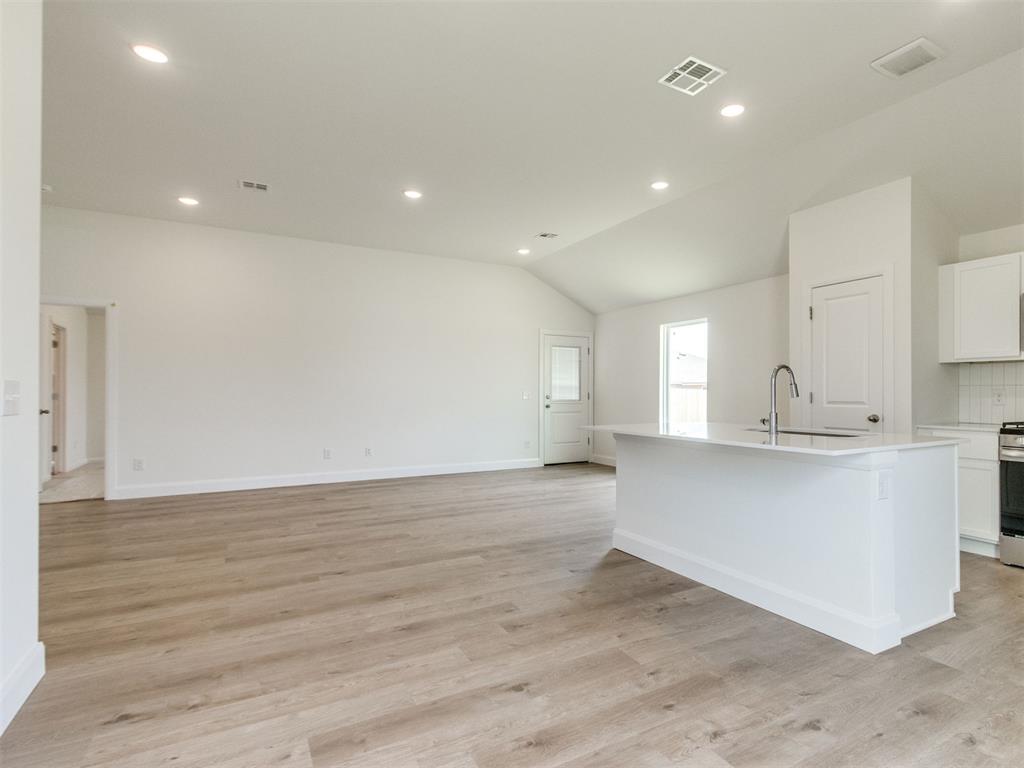 1204 E Ruger Lane Property Photo 8