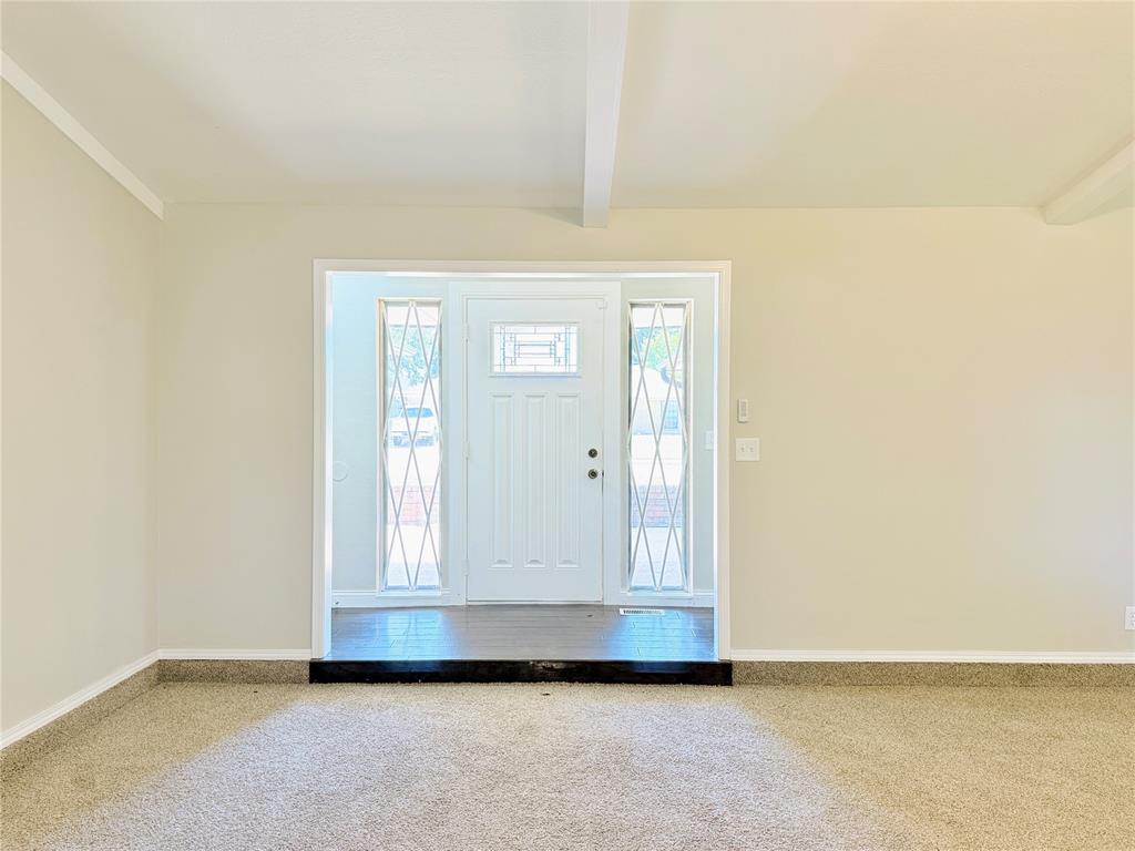 121 W Vail Drive Property Photo 3