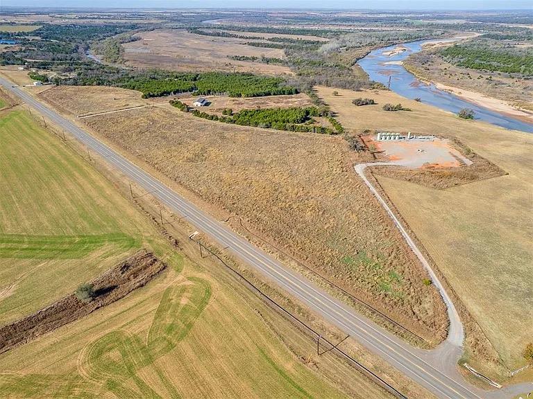 17000 W 33 Highway Property Photo 2