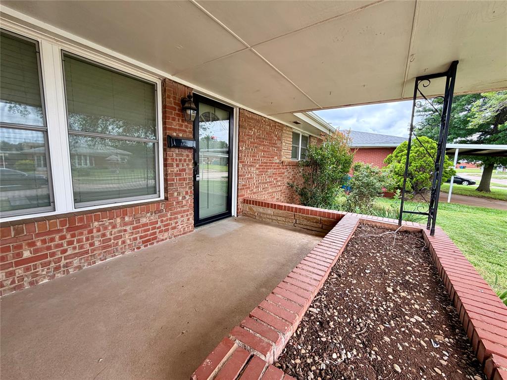 415 W Curtis Drive Property Photo 4