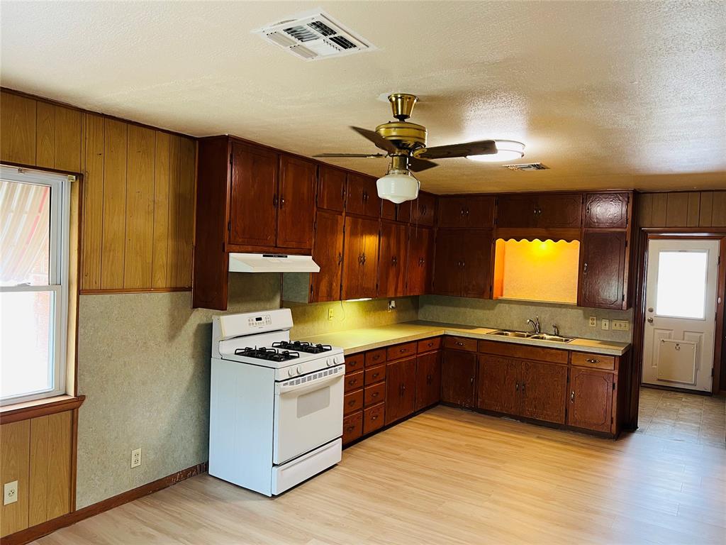 211 N Park Road Property Photo 4