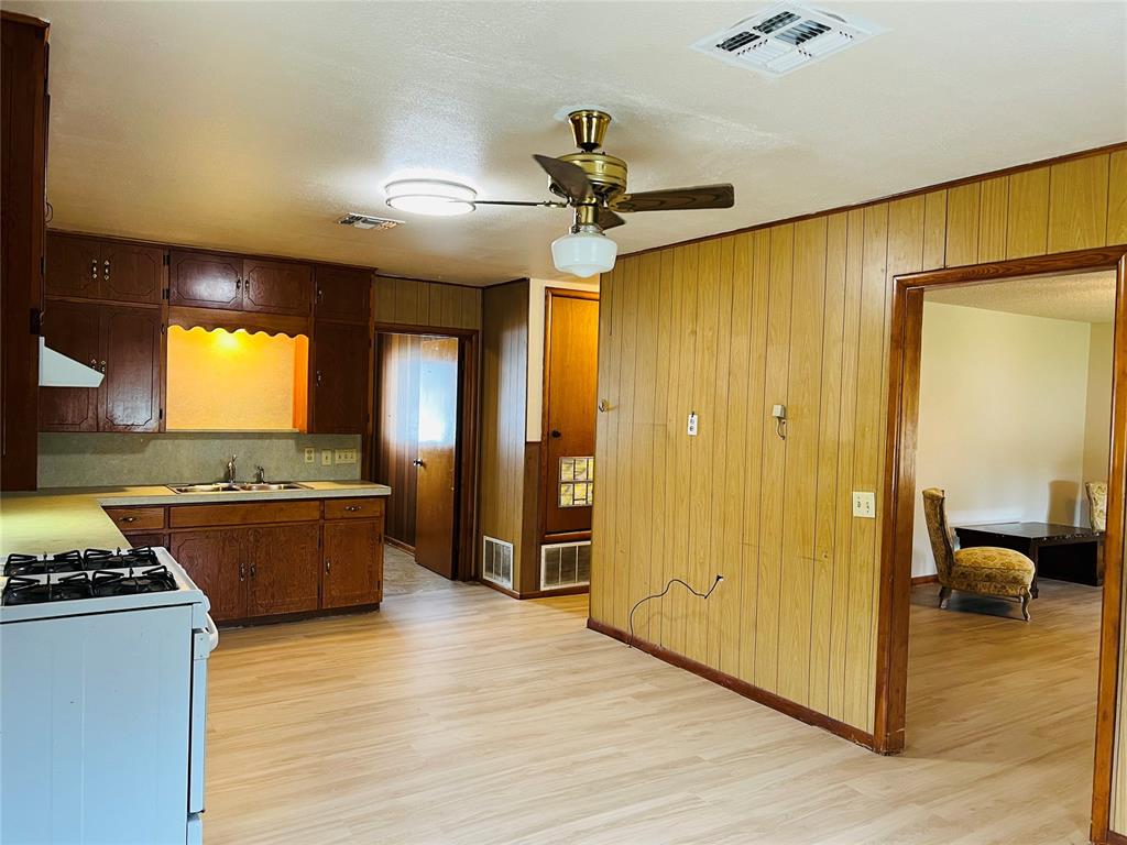 211 N Park Road Property Photo 5