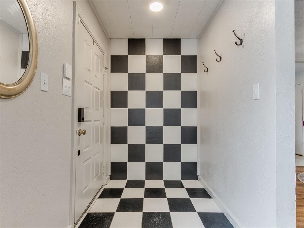 4613 N Hamilton Drive Property Photo 7
