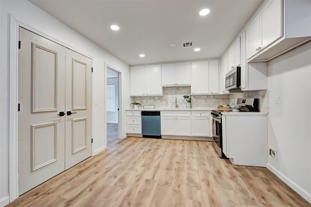602 E Rickenbacker Drive Property Photo 10