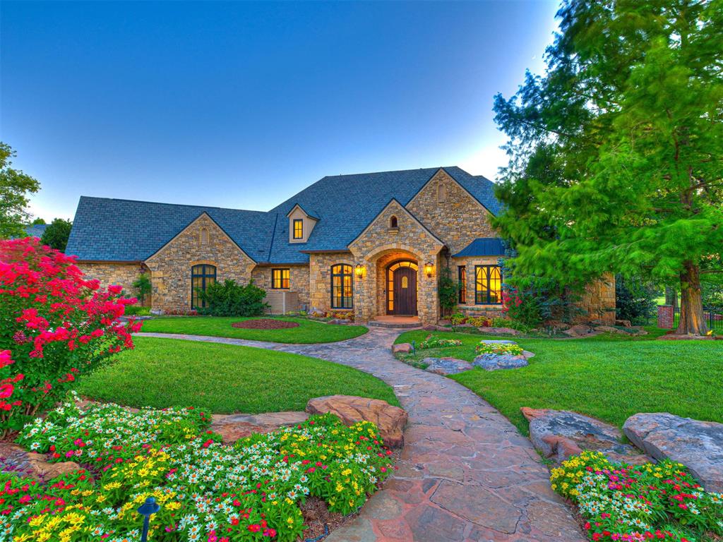 6401 Oak Tree Drive Property Photo 3