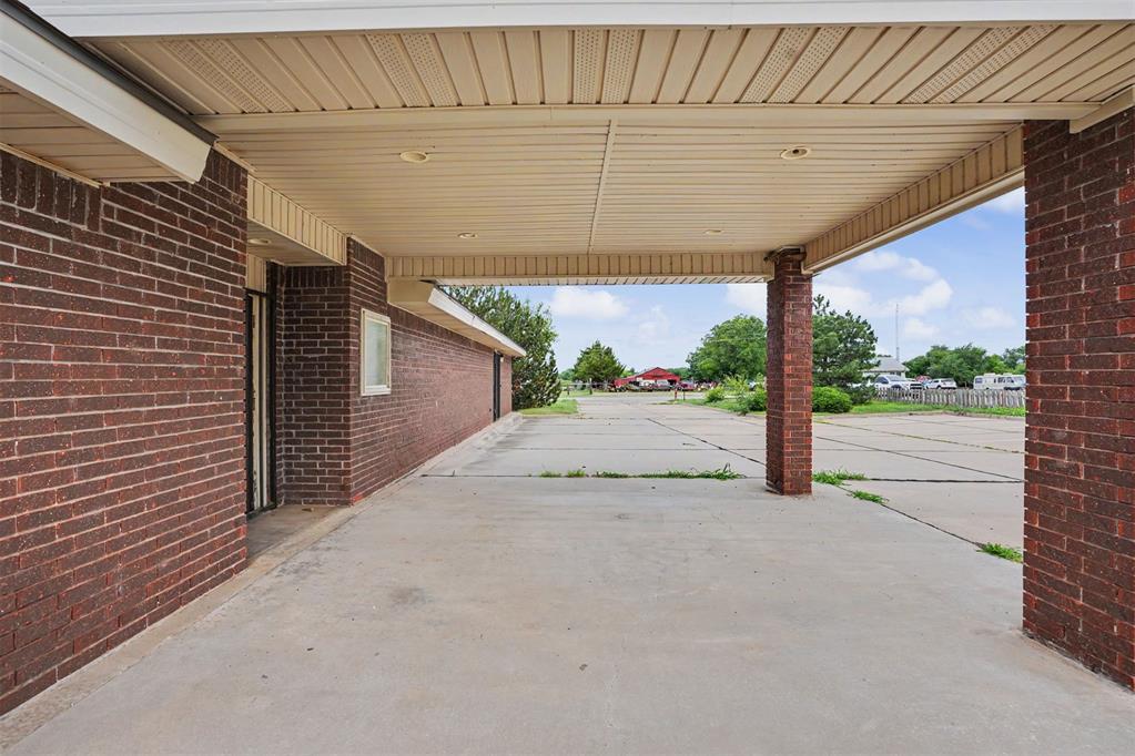 1220 S Broadway Street Property Photo 8