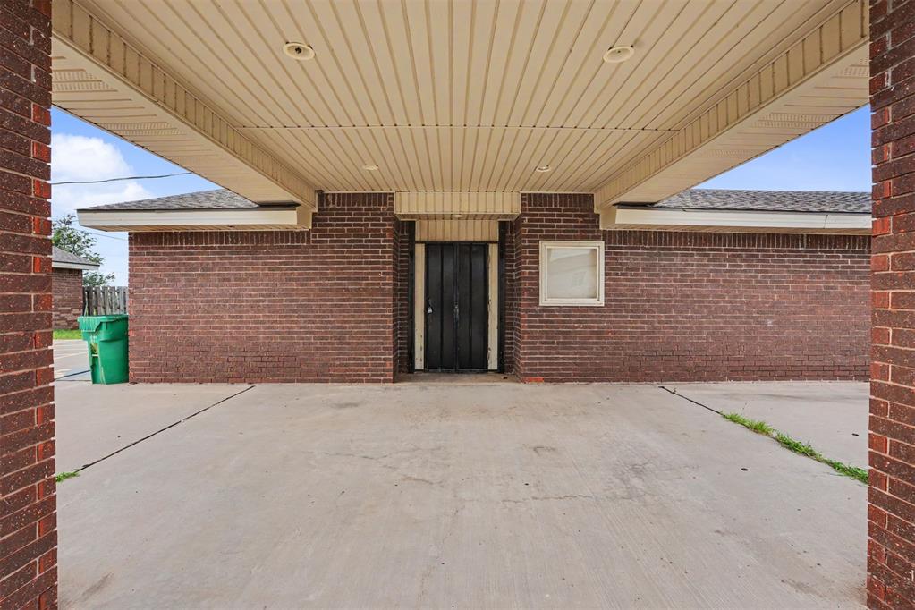 1220 S Broadway Street Property Photo 9