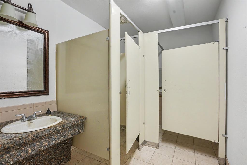 1220 S Broadway Street Property Photo 28