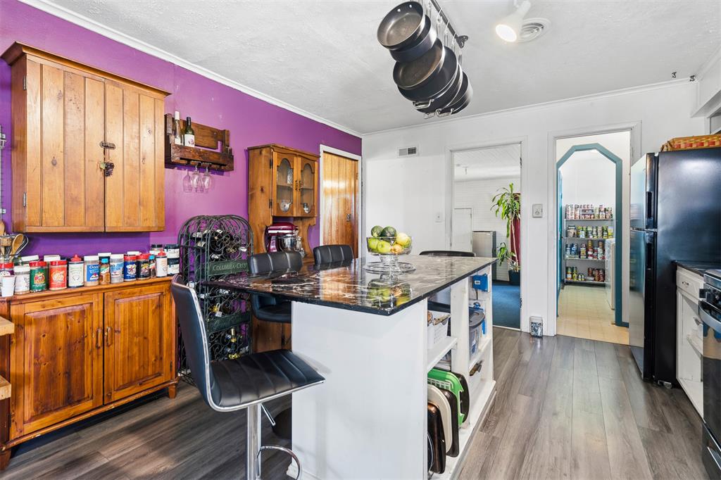 218 E H Street Property Photo 9