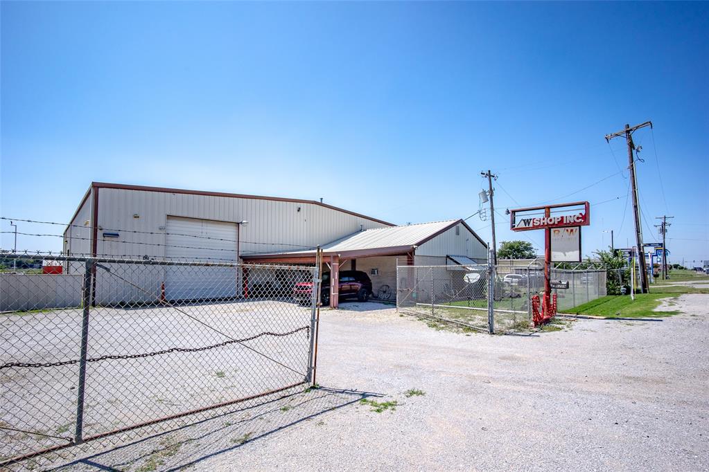 6209 S Shields Boulevard Property Photo 7