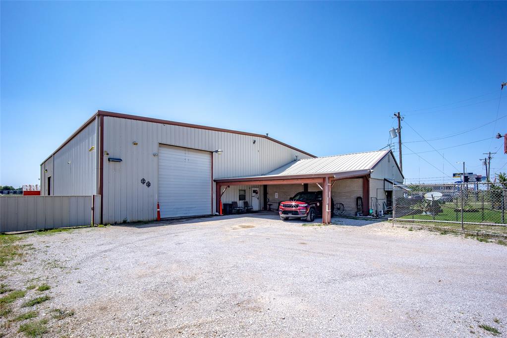 6209 S Shields Boulevard Property Photo 8