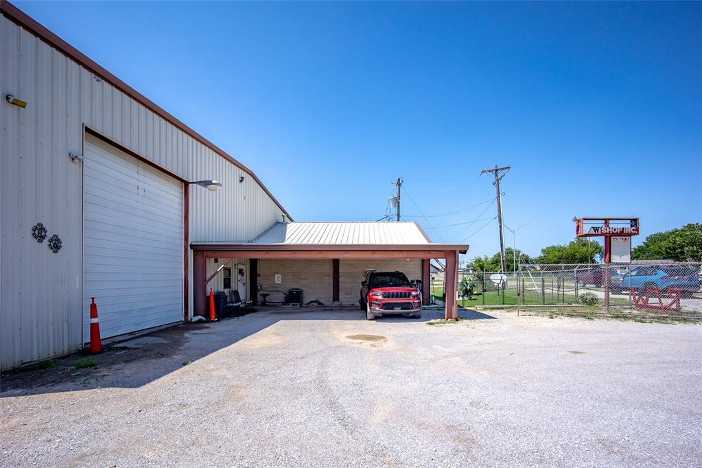 6209 S Shields Boulevard Property Photo 9