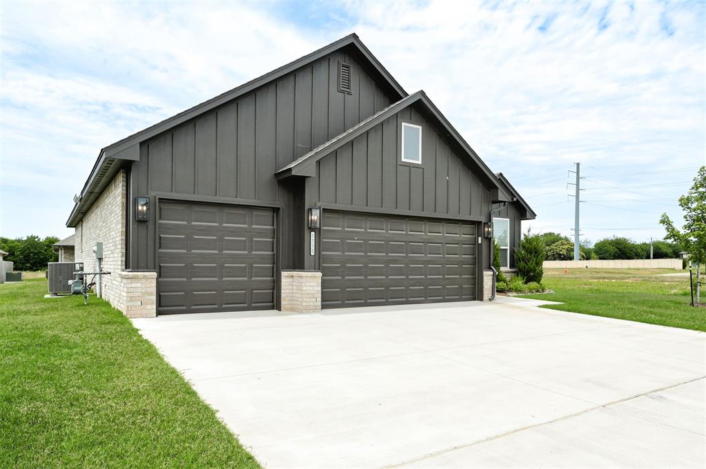 7713 Wilshire Woods Drive Property Photo 3