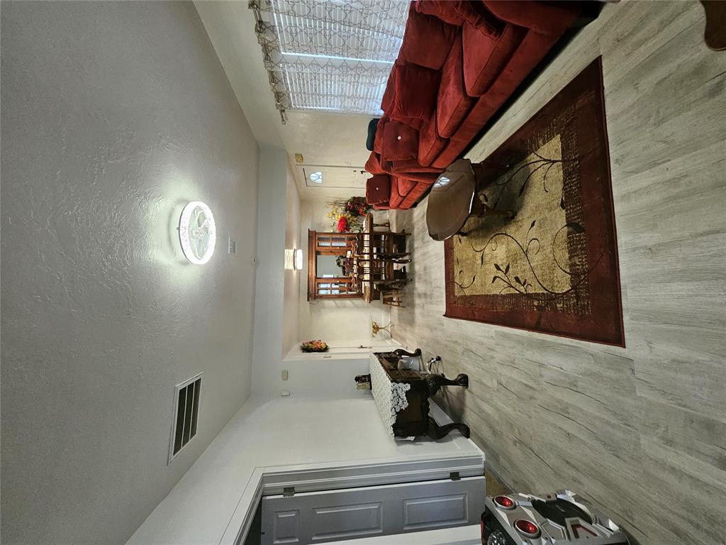 401 N Broadway Street Property Photo 13